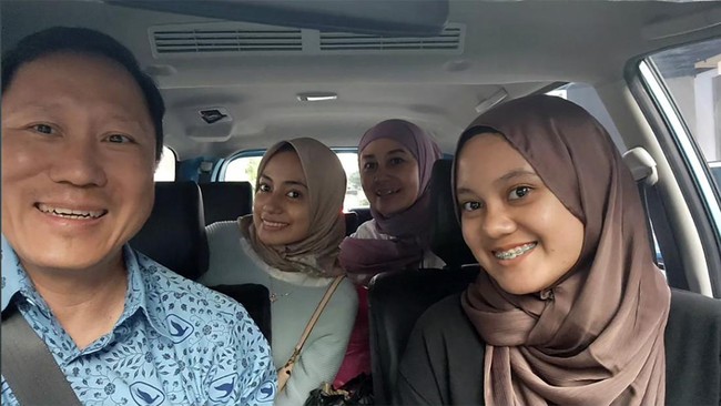 Aksi Bos Blue Bird Sigit Djokosoetono menyamar jadi sopir taksi dan berkeliling Jakarta mencari penumpang viral di media sosial.