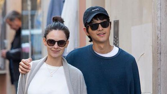 Istri Song Joong Ki Jadi Perhatian di Pernikahan Adik Ipar, Dipuji