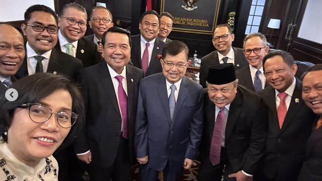 Menkeu Sri Mulyani dan mantan wakil presiden Jusuf Kalla swafoto bersama dalam acara pelantikan kembali Perry Warjiyo sebagai gubernur BI periode 2023-2028.