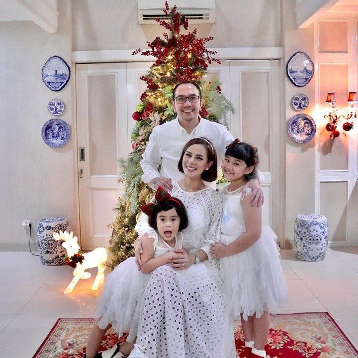 <p>Kekompakan keluarga Astrid Tiar juga terlihat ketika mereka merayakan Hari Natal. Astrid, suami, dan anak-anaknya tampil kompak mengenakan busana putih di hari bahagia tersebut. (Foto: Instagram @astridtiar127)</p>