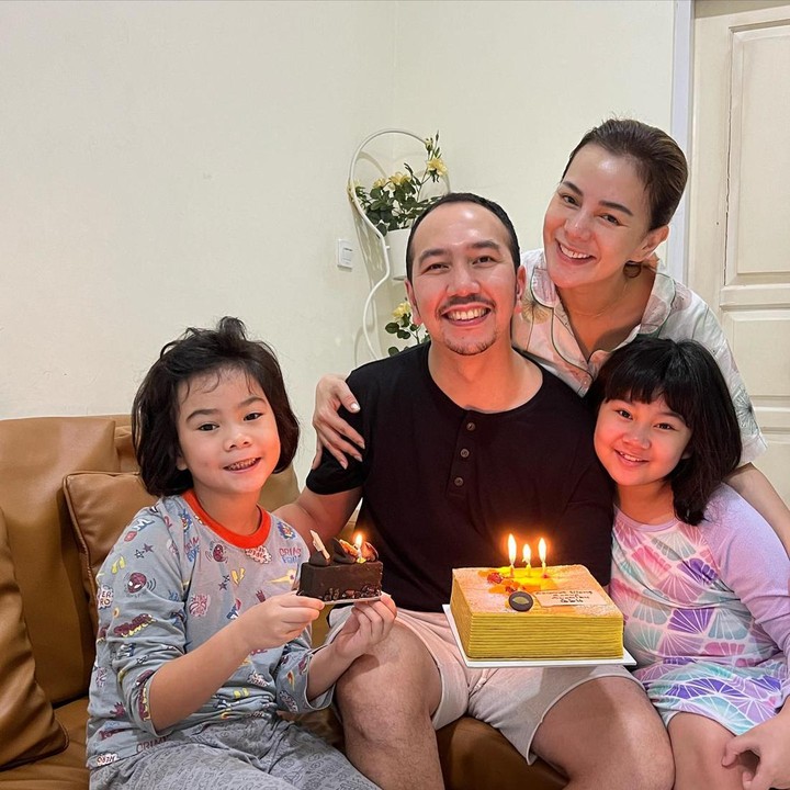<p>Keluarga Astrid Tiar juga tak pernah melewatkan momen berharga di kehidupan mereka. Seperti ketika memberi kejutan di hari ulang tahun Gerhard. Kedua putrinya ikut membanjiri Gerhard dengan cinta. (Foto: Instagram @astridtiar127)</p>