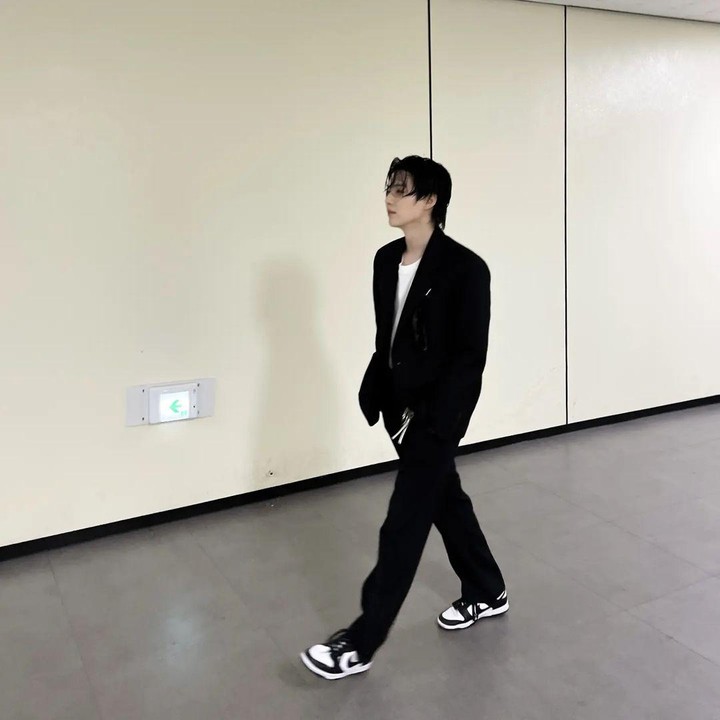 <p>Outfit ketiga, Bunda bisa mencontek OOTD yang ini. Tak ribet, Bunda cukup memakai kaus dalam putih yang dilapisi blazer hitam dengan celana berwarna senada. Untuk menambah kesan kasual, Bunda bisa memakai <em>sneakers</em>. (Foto: Instagram @agustd)<br /><br /><br /></p>
