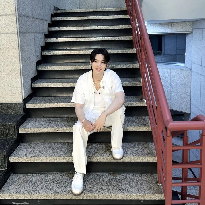 <p>Selanjutnya, Bunda juga bisa nih meniru OOTD serba putih Suga seperti berikut. Untuk memberikan kesan anti <em>boring,</em> jangan lupa memakai aksesori sebagai pelengkap, ya. (Foto: Instagram @agustd)<br /><br /><br /></p>