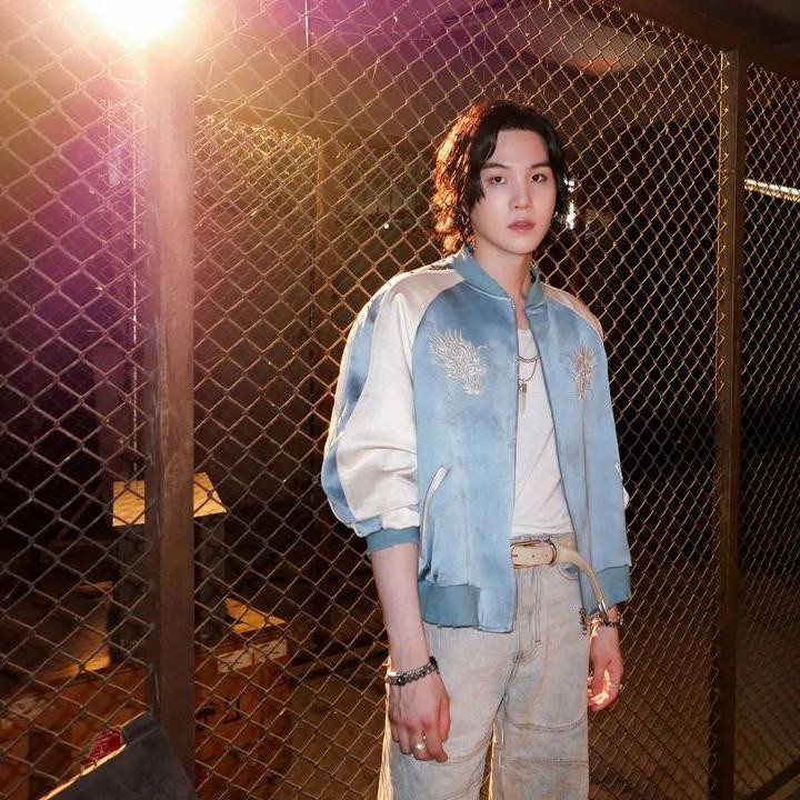 <p>Pilihan pertama, Bunda bisa mencontoh outfit yang Suga BTS pernah pakai ini. Dalam potret berikut, pemilik nama lengkap Min Yoon Gi tersebut tampil kasual namun tetap <em>stylish</em> dengan kaus putih yang ditutupi jaket bomber, celana jeans, serta aksesori simpel berupa jam tangan, kalung, gelang, dan cincin. (Foto: Instagram @agustd)<br /><br /><br /></p>