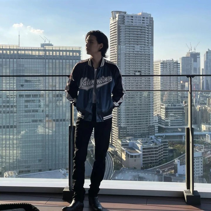 <p>Terakhir, Bunda bisa mencoba outfit saat Suga menonton pertandingan NBA beberapa waktu yang lalu. Masih dengan gaya kasual, Bunda cukup memilih kaus putih polos, jaket boomber, celana dan sepatu yang nyaman seperti berikut. (Foto: Instagram @agustd)</p>