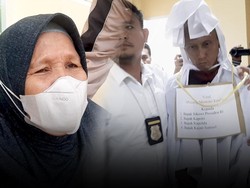 Histeris Nenek Tersangka Cabul Berkostum Pocong yang Ditangkap Polisi