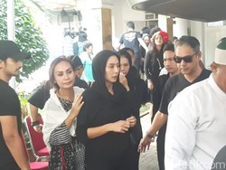 Momen Tyas Mirasih Antarkan Ibunda ke Peristirahatan Terakhir