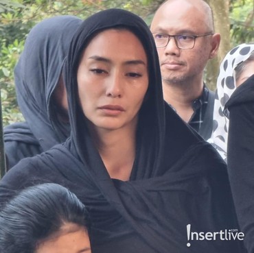 Tyas Mirasih Ungkap Alasan Tumpuk Jenazah Ibunda dengan Almarhumah Bibi