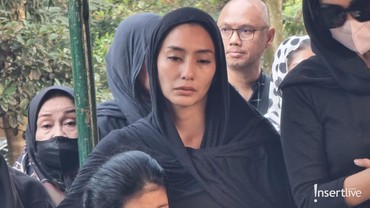 img-title Tyas Mirasih Ungkap Alasan Tumpuk Jenazah Ibunda dengan Almarhumah Bibi