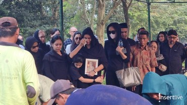img-title 8 Momen Pemakaman Ibunda Tyas Mirasih, Penuh Linangan Air Mata