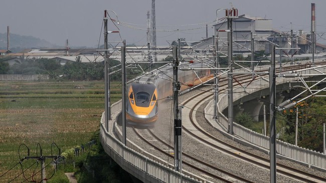 Kereta Cepat Jakarta-Bandung yang sekarang bernama 'WHOOSH' bisa mengajak masyarakat melesat Jakarta-Bandung dengan kecepatan 351 km/jam. Ini teknologinya.