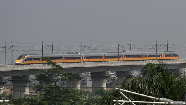 Menteri Perhubungan Budi Karya Sumadi mengatakan akan menggratiskan Kereta Cepat Jakarta Bandung (KCJB) bagi masyarakat saat uji coba Juli hingga Oktober.