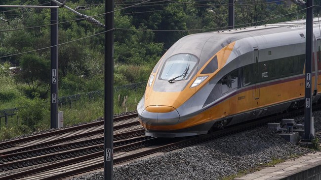 KCIC tengah mempersiapkan uji pertama kelayakan kereta cepat demi mendapatkan izin operasional dari Kemenhub.