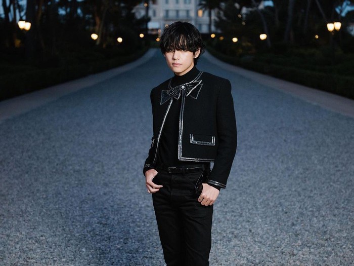 V BTS saat menghadiri Celine Cannes Dinner 2023