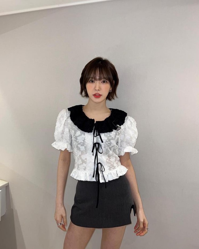 Wendy mengenakan blouse dengan lengan lebar dan rumbai. Bordiran bermotif bunga dan kerah ruffle bulat di sepanjang garis leher menambah kelucuannya. Wendy bahkan memberi simpul pita yang meningkatkan pesonanya./ Foto: instagram.com/todayis_wendy