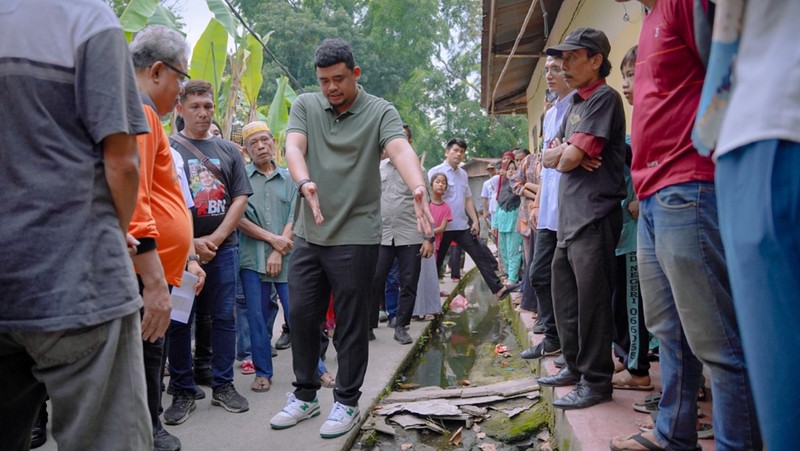 Wali Kota Medan Bobby Nasution turun langsung ke lapangan mengecek aliran drainase di Kelurahan Tegal Sari Mandala 2, Kecamatan Medan Denai,
