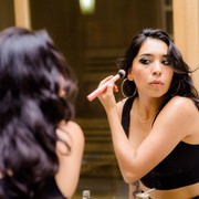 Bingung Aplikasi Makeup dengan Jari atau Brush? Ini Saran Ahli Buat Tiap Produk untuk Hasil Terbaik