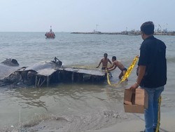Bangkai Pesawat Perang Dunia 2 di Lamongan Dipasang Garis Polisi