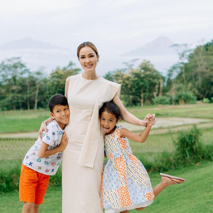 <p>Potret-potret tersebut juga menunjukkan seberapa kompak Cathy Sharon bersama kedua anak nih, Bunda. (Foto: Instagram @cathysharon)<br /><br /><br /></p>