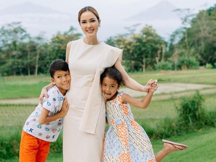 Single Mom Tangguh, Ini 7 Potret Cathy Sharon Bareng Dua Anaknya
