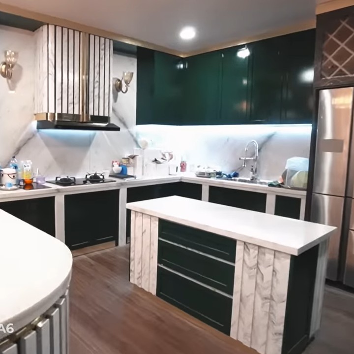 <p>Dapur rumah Ashanty dan Anang kini terlihat jauh lebih luas. Selain itu, Ashanty juga menambahkan beberapa peralatan masak yang canggih. "Ini buat masak, buat konten, buat apa semuanya," kata Ashanty. (Foto: YouTube The Hermansyah A6)</p>