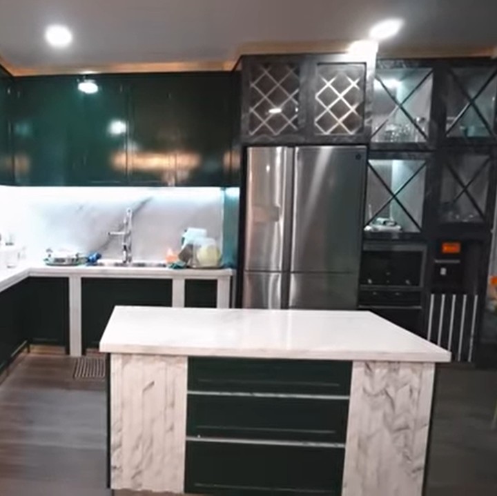 <p>Ashanty bercerita, pantry dan dapur merupakan tempat favorit keluarganya untuk berkumpul bersama. "Kita <em>pantry</em>-nya ada dua. Ini mewah banget jadi gede. Dahulu dari tinggal di sini, ruang favorit kita memang <em>pantry</em> itu dan meja makan," ia mengatakan. (Foto: YouTube The Hermansyah A6)</p>