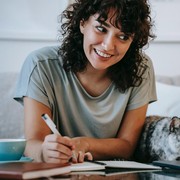 4 Zodiak yang Berani Ungkapkan Perasaannya, Mereka Dikenal Jago Nulis Surat Cinta!