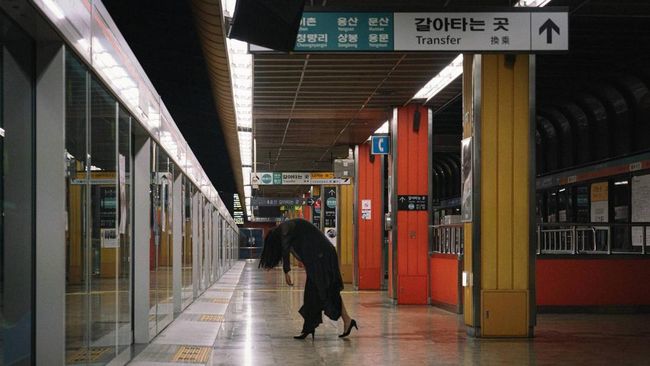 Sinopsis The Ghost Station tentang jurnalis coba mencari tahu kebenaran yang selama ini ditutup rapat banyak pihak mengenai Stasiun Oksu.