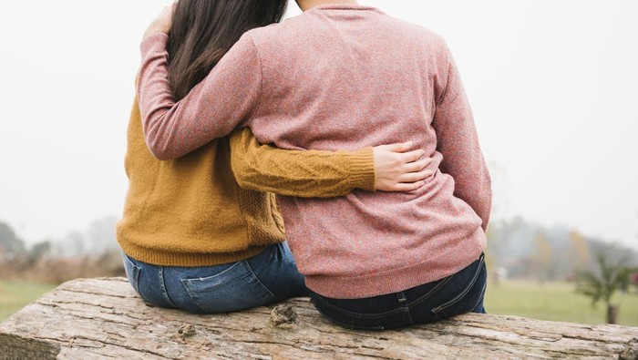 Ilustrasi memberi dukungan kepada pasangan yang terkena PHK/Foto: Freepik.com