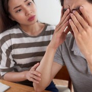 Tak Perlu Menyalahkan, Begini Cara Mendukung Pasangan yang Jadi Korban PHK