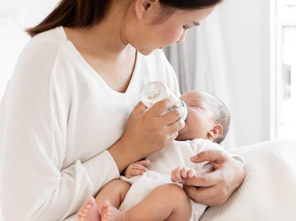 Ketahui Usia Terbaik Bayi Menggunakan Dot untuk Minum ASIP