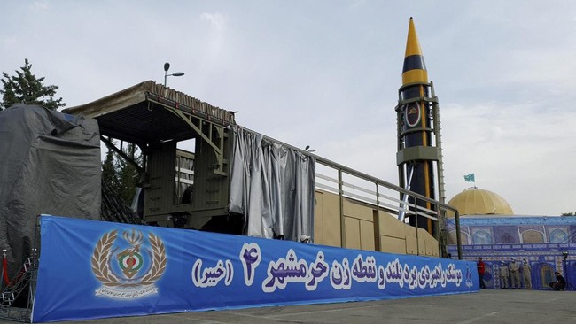 Iran mulai menggelar latihan militer diduga untuk persiapan serang Israel dan meminta Mersir hindari wilayah udara negara itu.