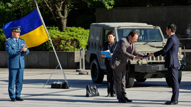 Jepang menggelar upacara simbol kepastian pengiriman 100 kendaraan militer ke Ukraina, Rabu (24/5), menepati janji PM Fumio Kishida ke Volodymyr Zelensky.