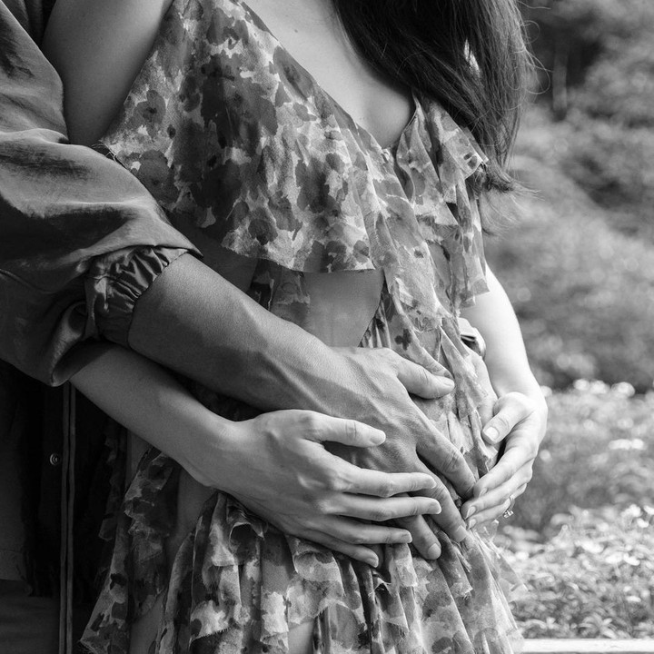 <p>Julie pertama kali mengumumkan kabar kehamilannya ke publik pada pertengahan Maret 2023. Dalam unggahan di Instagram, Julie membagikan potret baby bump kehamilannya yang masih belum terlihat jelas. (Foto: Instagram @julstelle)</p>