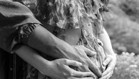 <p>Julie pertama kali mengumumkan kabar kehamilannya ke publik pada pertengahan Maret 2023. Dalam unggahan di Instagram, Julie membagikan potret baby bump kehamilannya yang masih belum terlihat jelas. (Foto: Instagram @julstelle)</p>