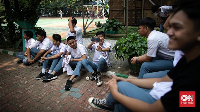Tahun Ajaran Baru 2025, Murid SMA di Jabar Bakal Disambut TNI-Polisi Anggota TNI dan Polri akan hadir mendampingi siswa SMA, SMK, dan SLB di Jawa Barat di hari pertama masuk sekolah 14 Juli di Masa Pengenalan Lingkungan Sekolah.