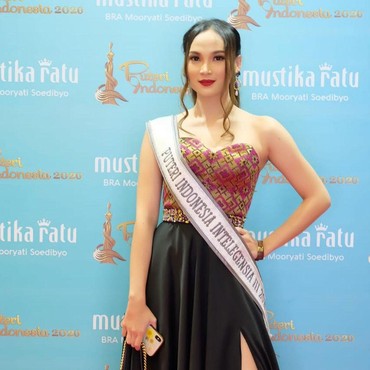 7 Potret Puteri Indonesia Intelegensia 2019 Jadi Calo Tiket Konser Coldplay