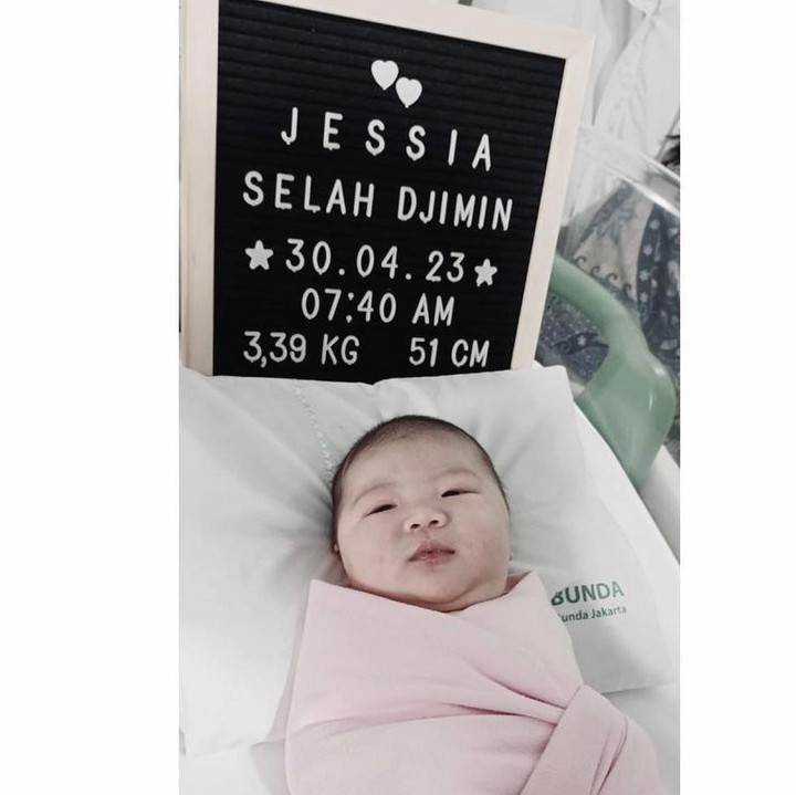 <p>"Aaaa lucunya <em>baby</em> Siaa gemess," kata seorang netizen dengan <em>emoticon</em> hati. "Omg kak ge lucu banget <em>baby</em>-nya semoga sehat-sehat selalu di berkati Tuhan, Amen," tutur yang lainnya. (Foto: Instagram: @greyspolii)</p>