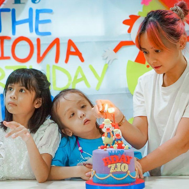 <p>"Selamat ulang tahun adek, terima kasih untuk kehadirannya yang selalu ngajarin aku untuk selalu bersyukur sama Tuhan atas apa yang Tuhan kasih. Tuhan berkati selalu dalam tumbuh kembangmu Zio," kata seorang netizen. "<em>Happy birthday</em> Ziona!! si <em>miracle baby.</em> <em>Love you</em>," ungkap yang lainnya. (Foto: Instagram: @joannaalexandra)</p>