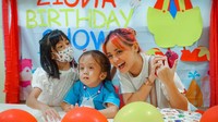 <p>Ziona anak Joanna Alexandra merayakan ulang tahunnya yang ke-6 secara sederhana. Perayaan ini berlangsung di sekolah dan dihadiri oleh guru serta teman-temannya. (Foto: Instagram: @joannaalexandra)</p>