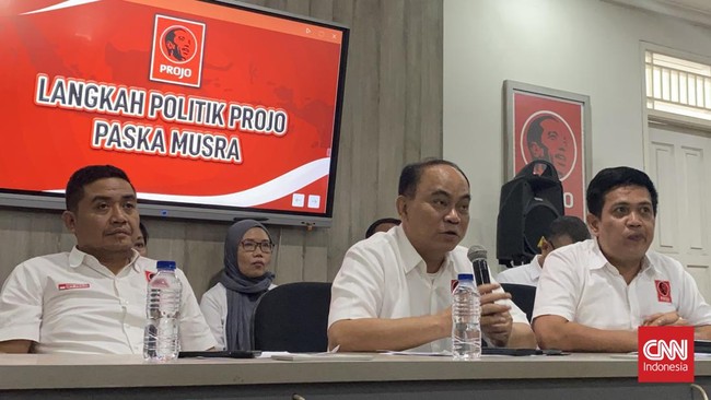 Ketua Umum Projo Budi Arie mengatakan masih menunggu komando langsung dari Jokowi. Mereka akan mendukung siapa pun yang akan dipilih Jokowi.