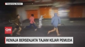 VIDEO: Remaja Bersenjata Tajam Kejar Pemuda