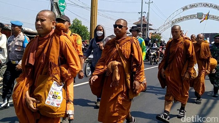 Rombongan 32 biksu yang menjalankan ritual thudong telah tiba di Pekalongan, Jawa Tengah, Kamis (25/5/2023).