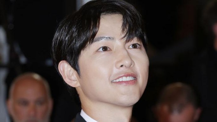Dikabarkan Hadir Bersama, Song Joong Ki Tampil di Red Carpet Cannes Film Festival 2023 Tanpa Sang Istri