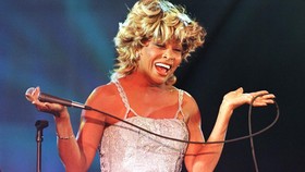 Penyanyi Legendaris Tina Turner Meninggal Dunia