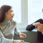 Ini 5 Perbedaan antara Curhat dan Bergosip, Jangan Sampai Salah!
