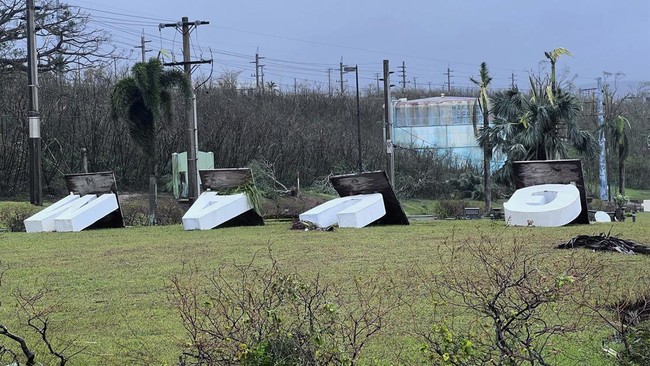 FOTO: Porak-poranda Guam Dihantam Topan Mawar