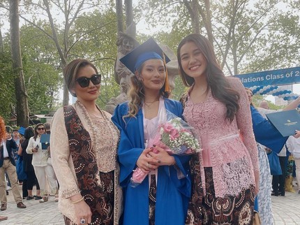 Keren! 7 Potret Wisuda Zahwa Massaid, Lulus Kuliah dari Kampus di New York Bun