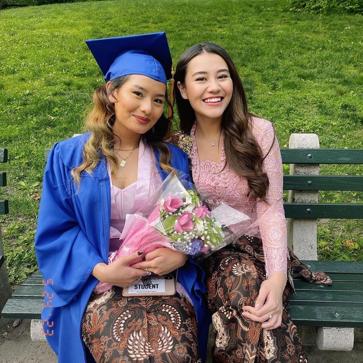 <p>Belum lama ini, Zahwa melaksanakan wisuda, Bunda. Ia terlihat cantik dengan mengenakan kebaya dusty pink, kain batik, dan juga toga berwarna biru. (Foto: Instagram @aaliyah.massaid)</p>