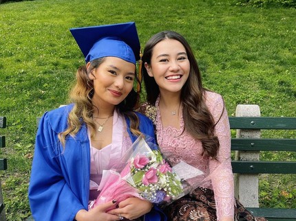 7 Potret Zahwa Massaid Lulus Kuliah dari Kampus di New York, Bahagia Didampingi Bunda & Adik